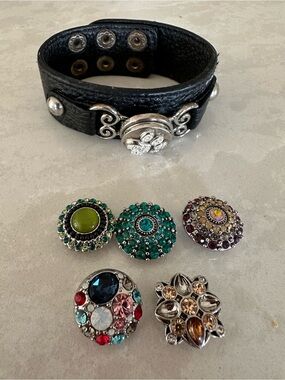 Magnolia Interchangeable Snap Bracelet with Multicolor Gem Snaps - Black